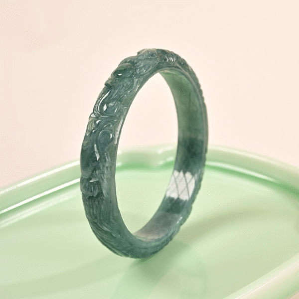 蓝水翡翠精工雕刻手镯